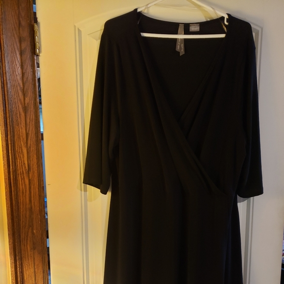 Pennington's black dress - Picture 3 of 4